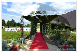 Allée extérieure et bâtiment principal