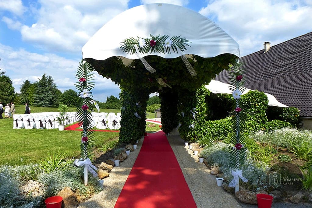 Allée extérieure décorée pour événement