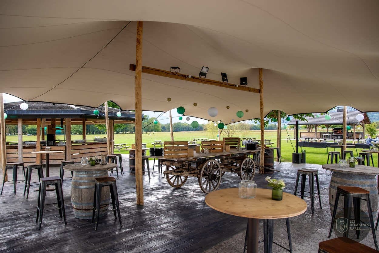 Tente événementielle avec bar et tables
