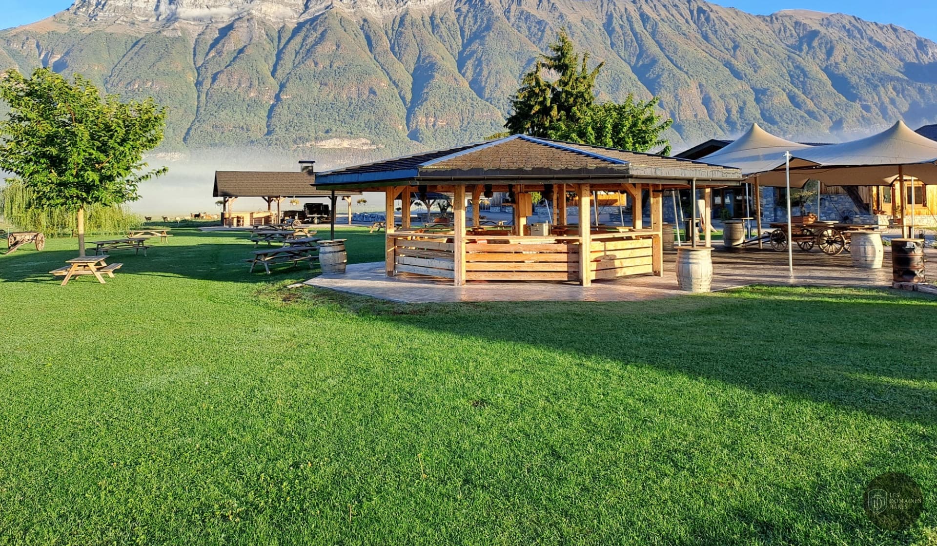 Extérieur : gazebos et vue sur montagne