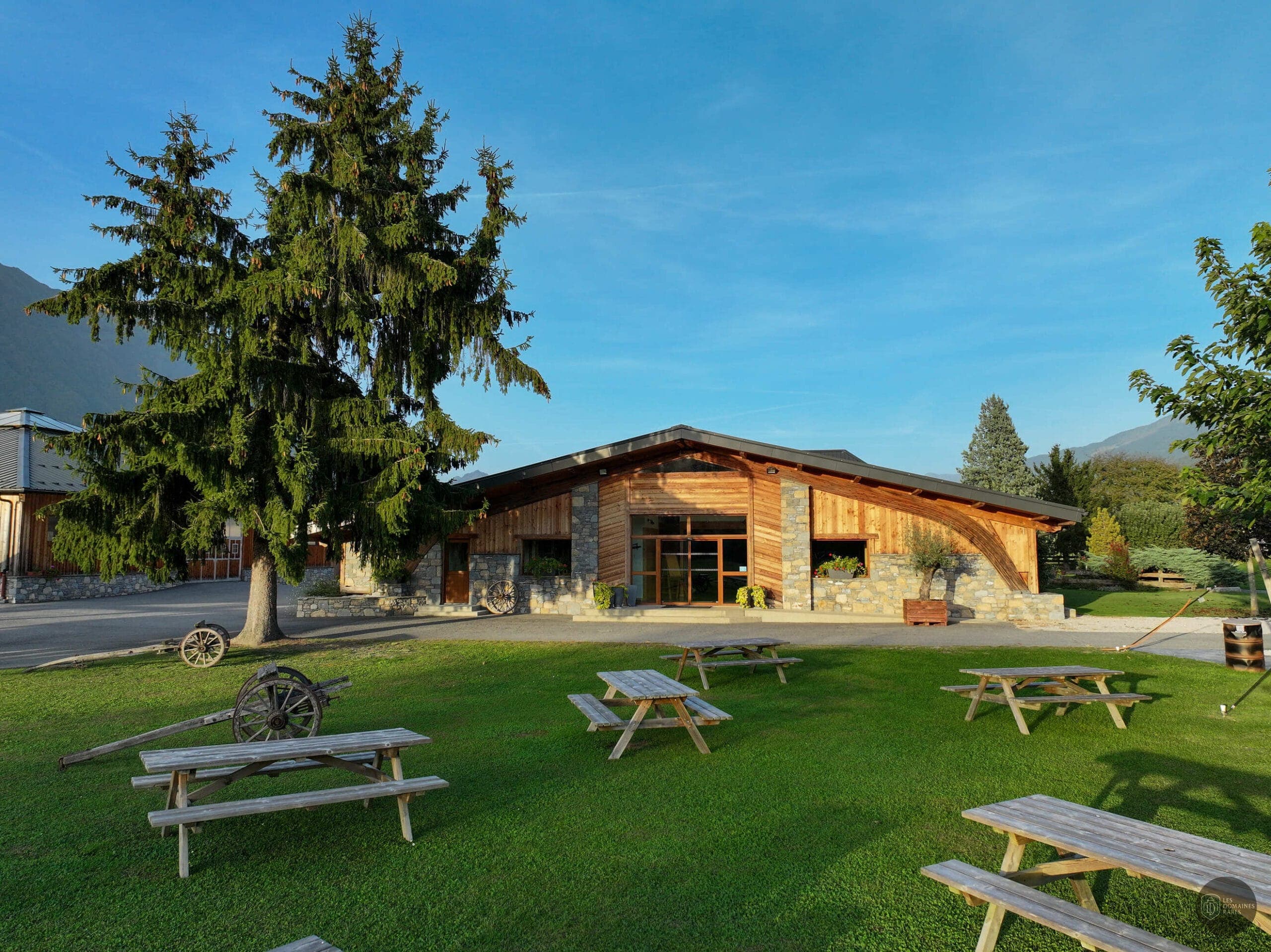 Vue extérieure de la ferme et jardin