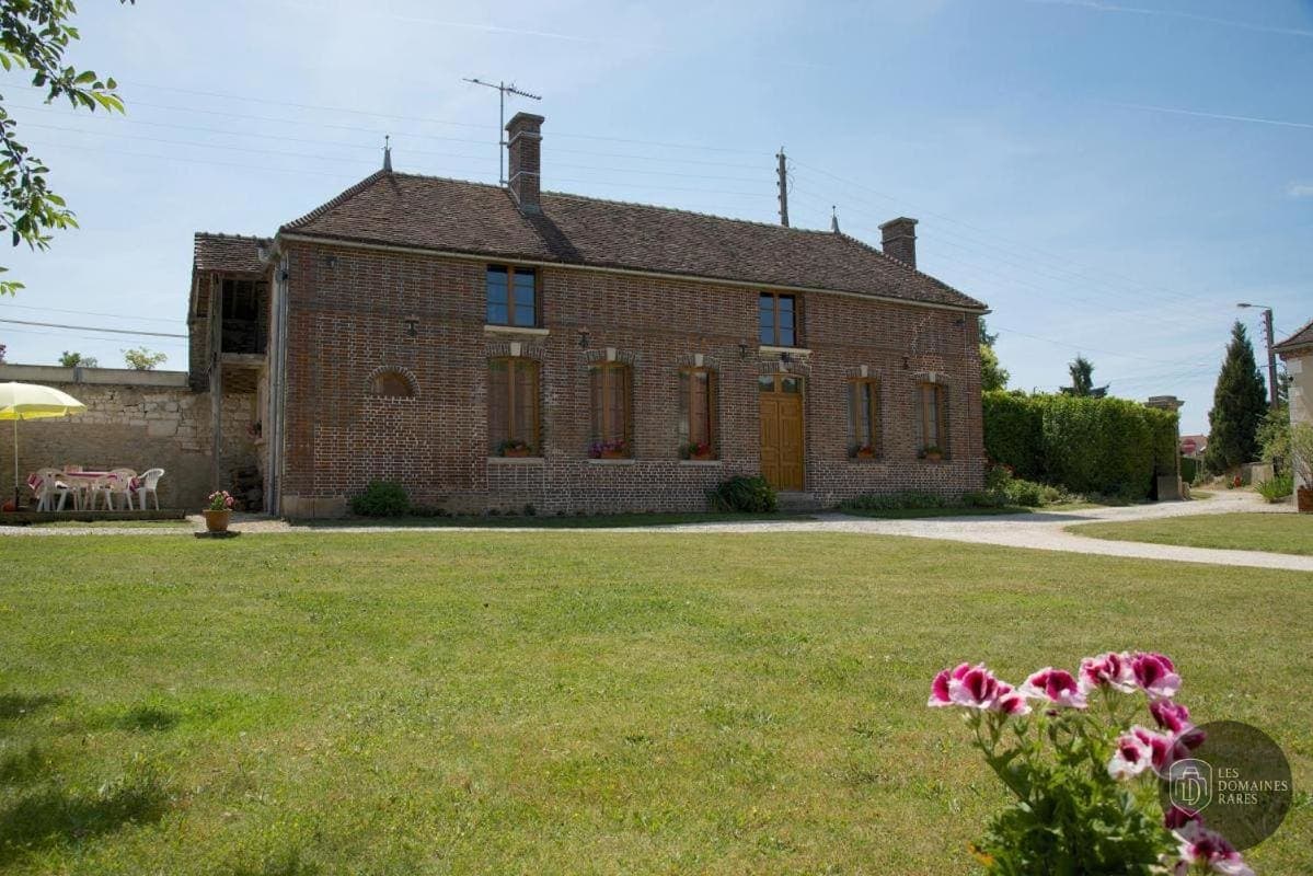 Vue extérieure de la ferme Ferme du Buisson à Plaisir en Île-de-France