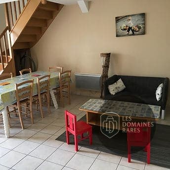 Salle de séjour avec table et canapé