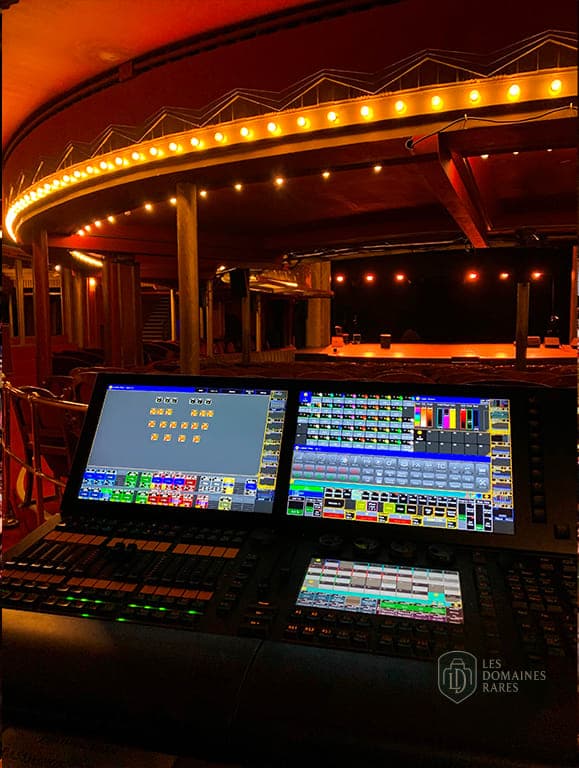 Vue du moulin Folies Bergere à Paris en Île-de-France