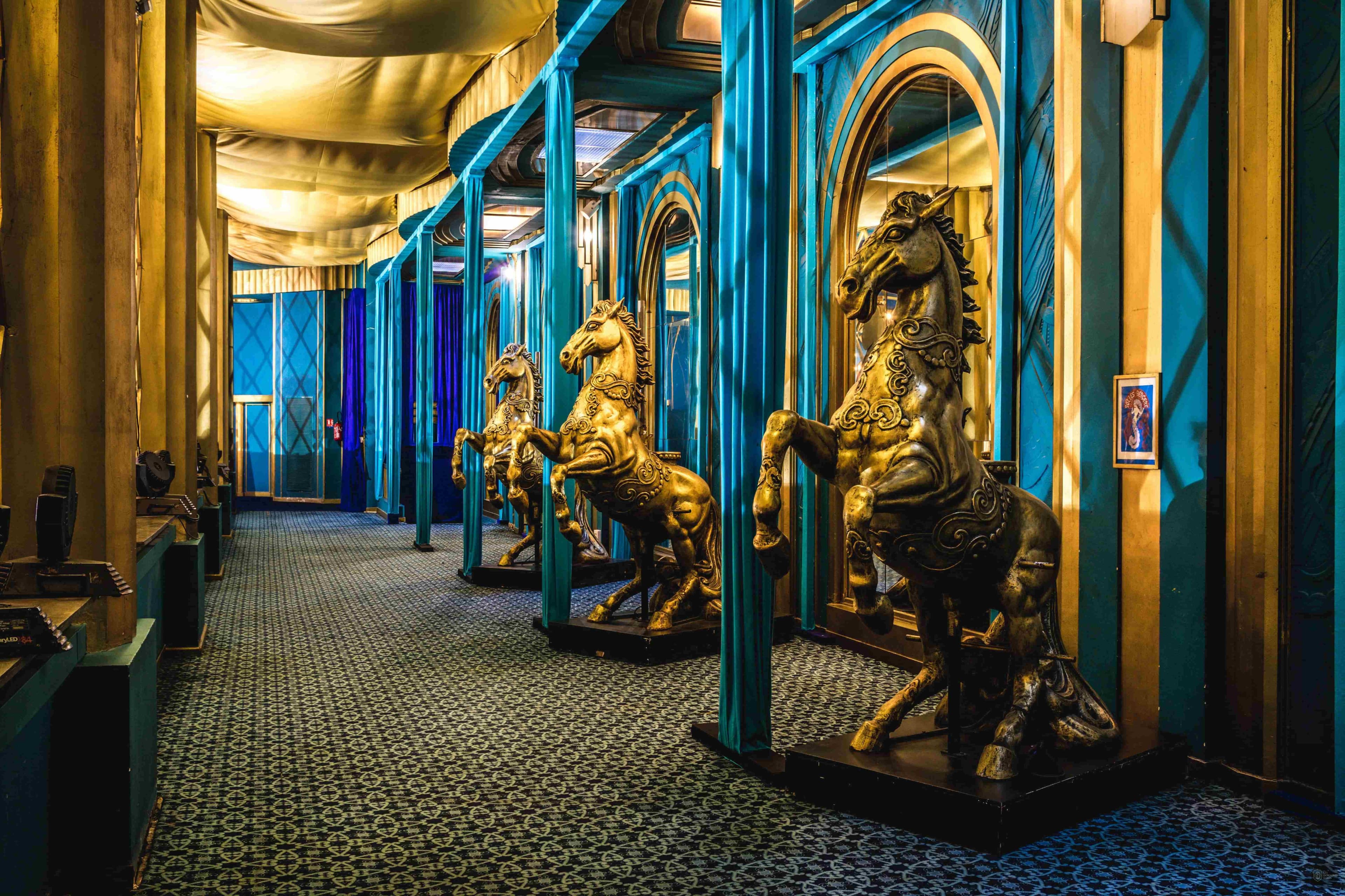 Espace intérieur du moulin Folies Bergere à Paris en Île-de-France
