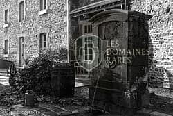 Fontaine devant un bâtiment en pierre