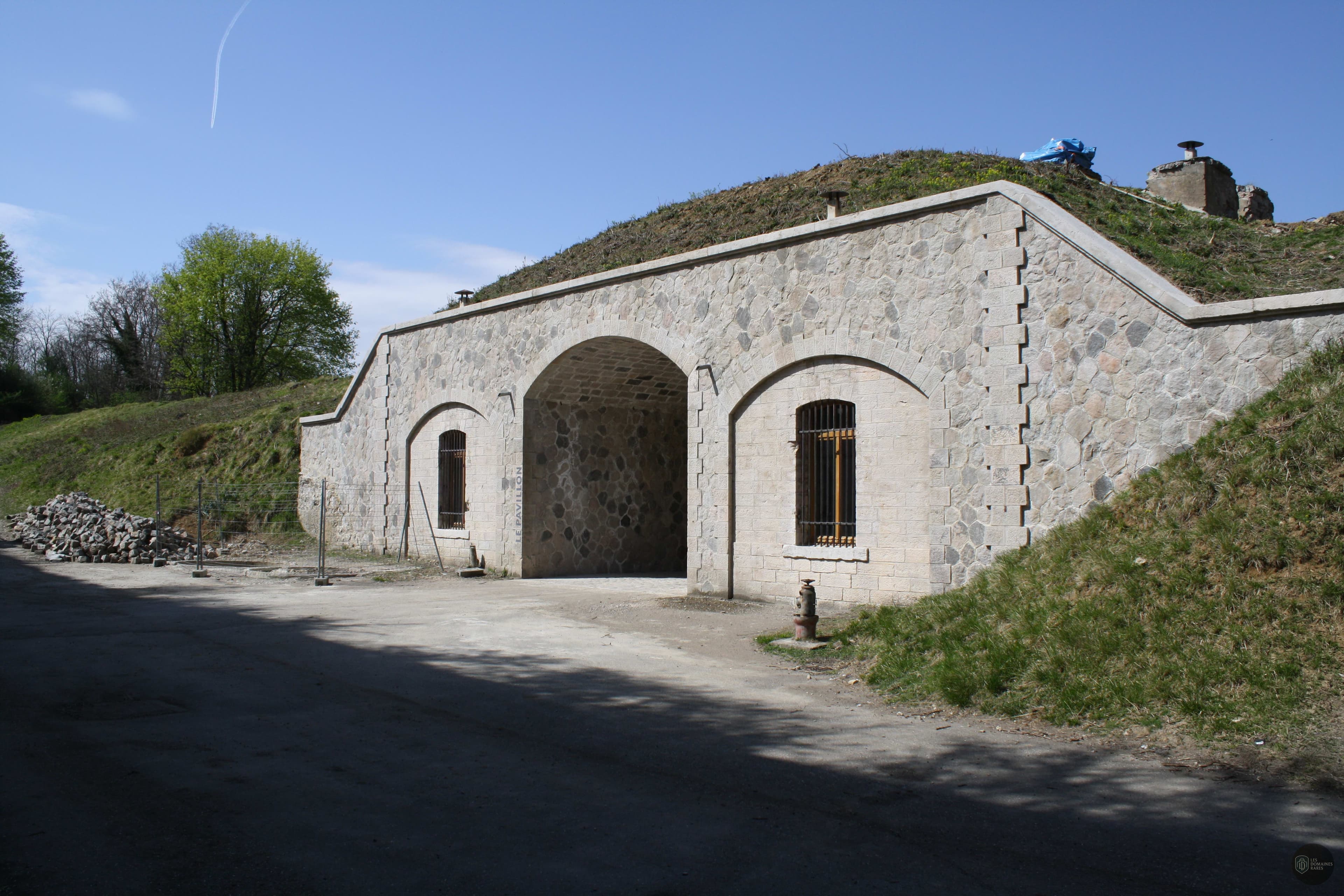 Façade du fort avec arches