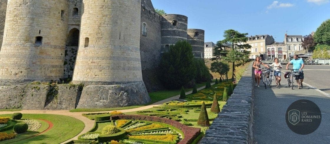 Vue extérieure de l'auberge Francette à Paris en Île-de-France