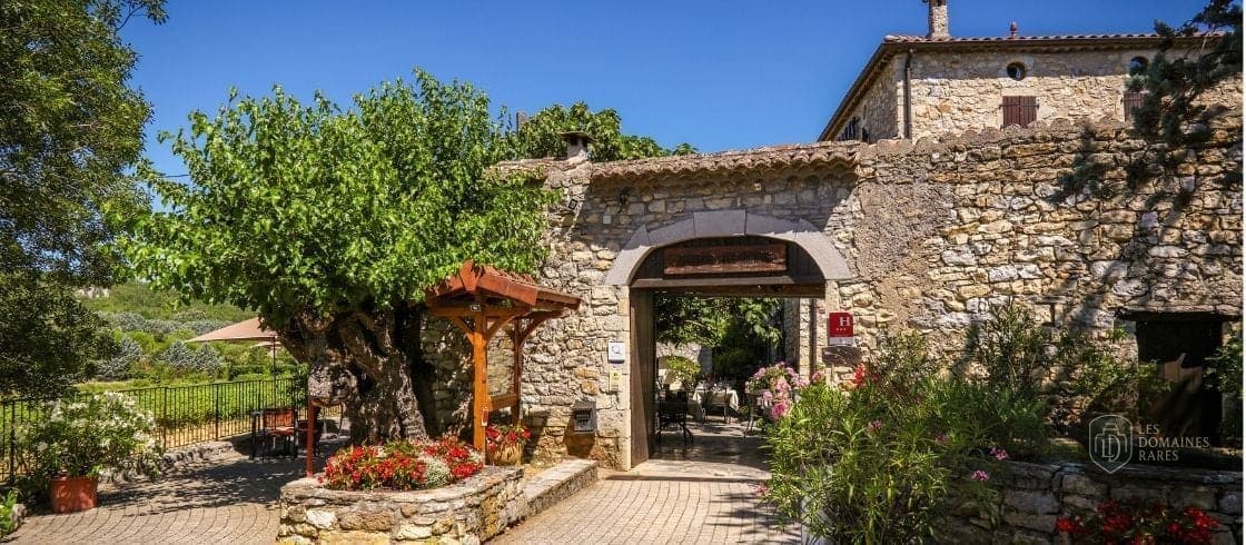 Vue extérieure de l'auberge Francette à Paris en Île-de-France