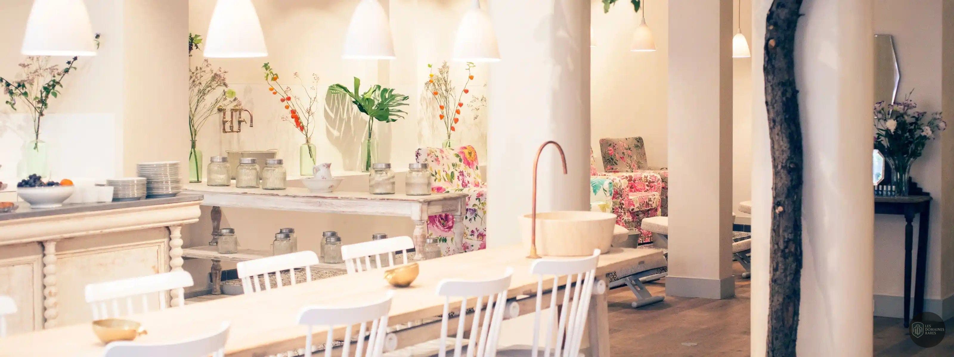Espace intérieur de l'auberge Free Persephone à Paris en Île-de-France