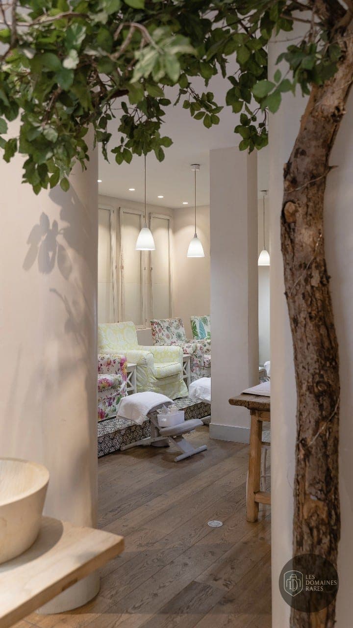 Espace intérieur de l'auberge Free Persephone à Paris en Île-de-France