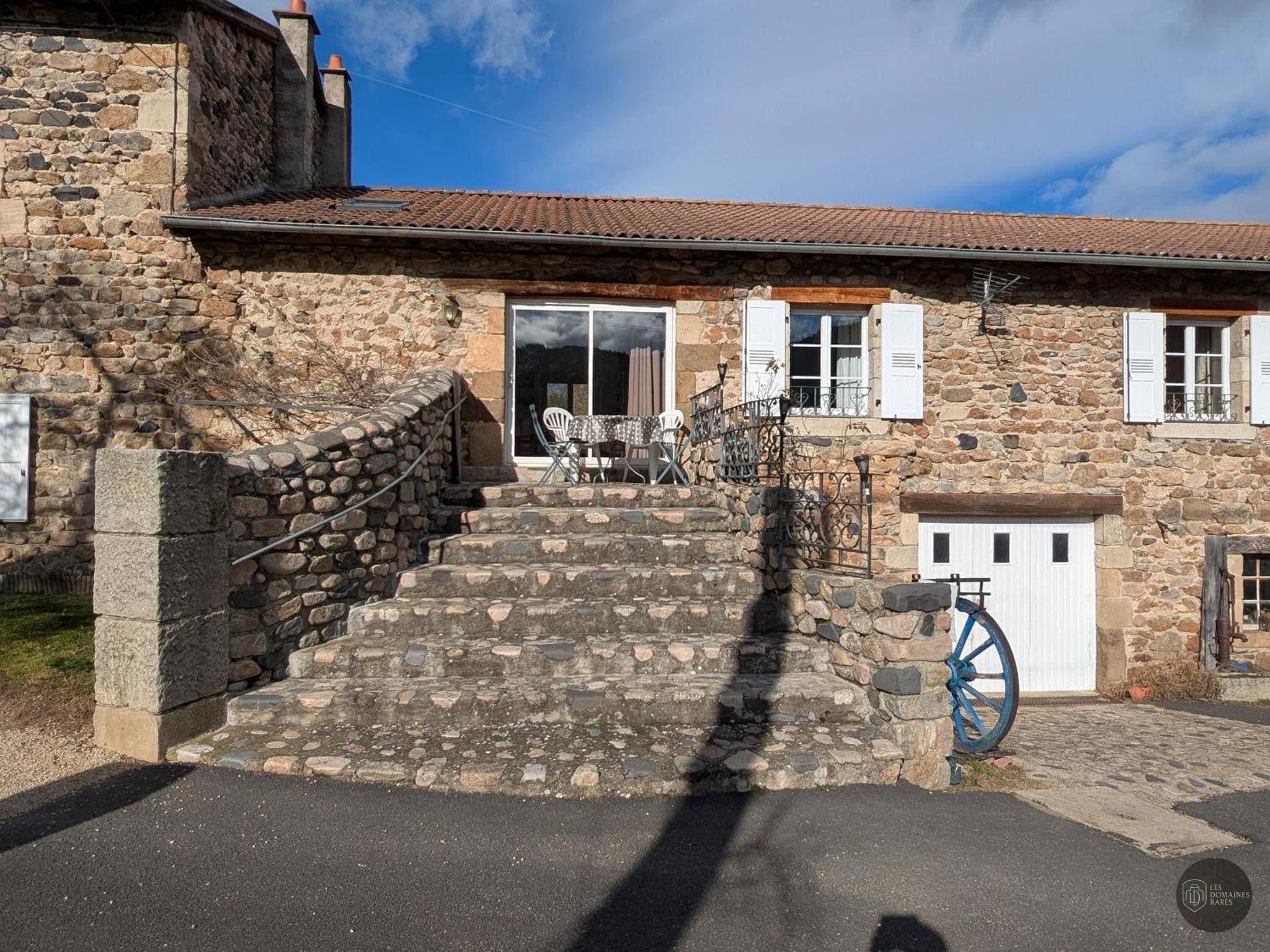 Vue extérieure du gîte Gîte du Cros en Auvergne-Rhône-Alpes
