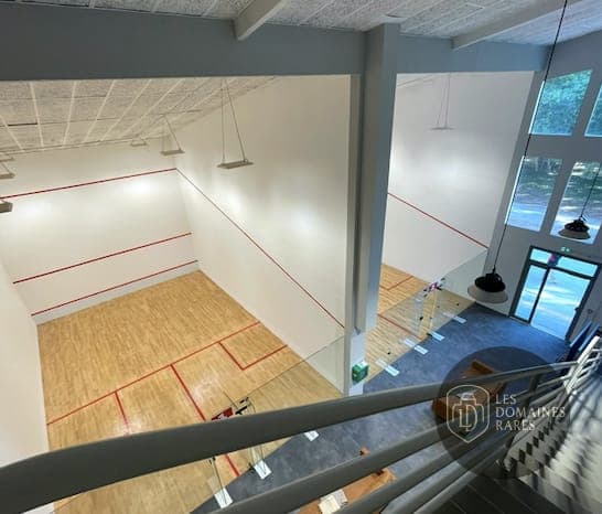 Vue plongeante sur terrain de squash