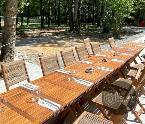 Longue table dressée en extérieur