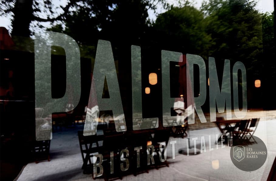 Nom du restaurant Palermo sur vitrine