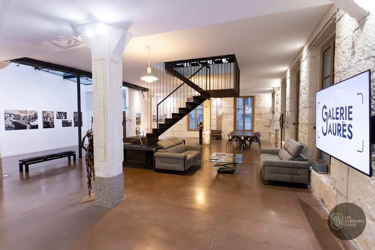 Espace de réception avec escalier