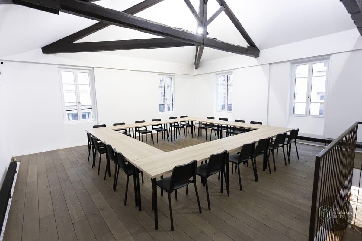 Salle de séminaire avec table en U