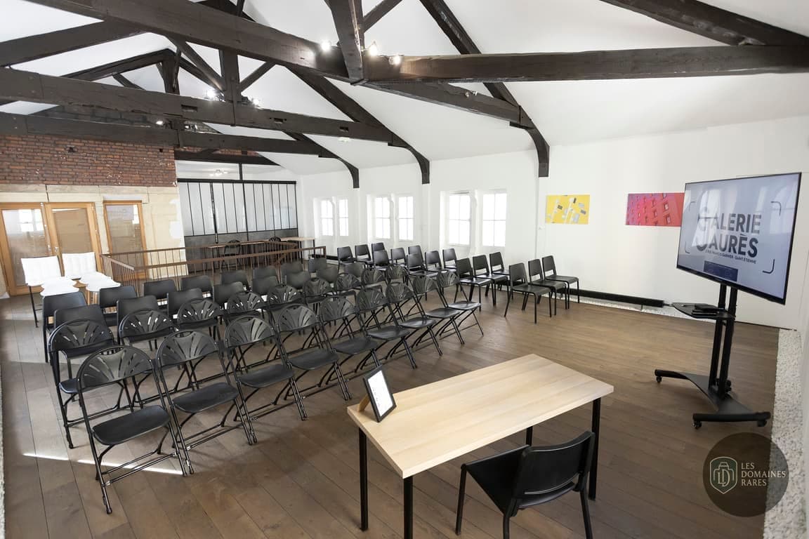 Salle de réunion avec écran