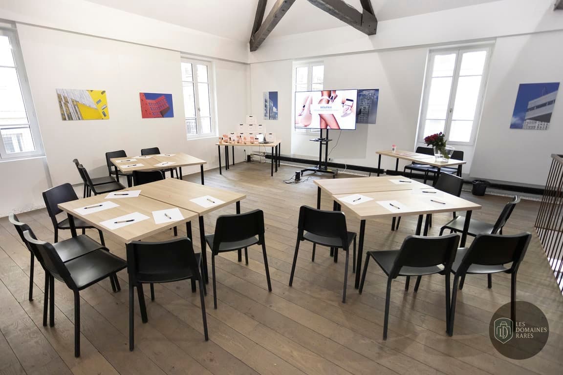 Salle de réunion avec tables séparées