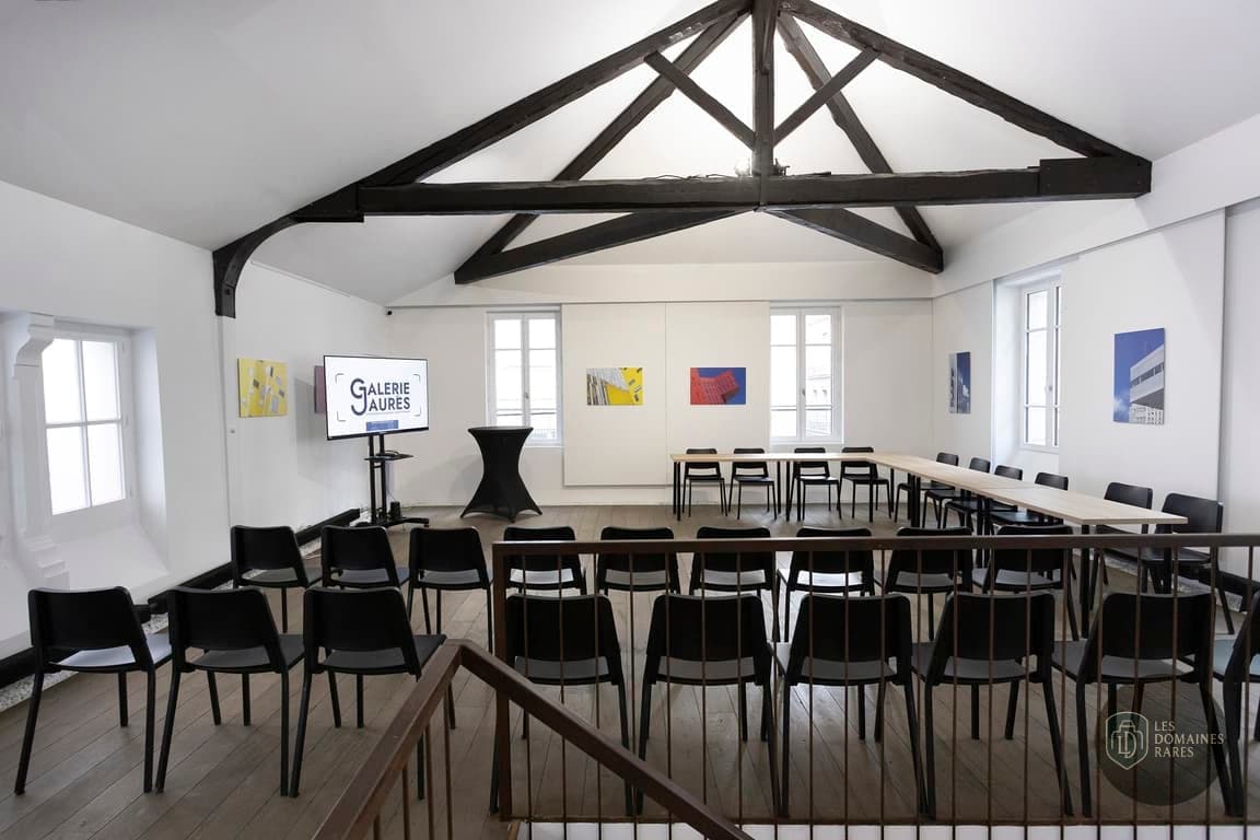 Salle de réunion avec tables en U