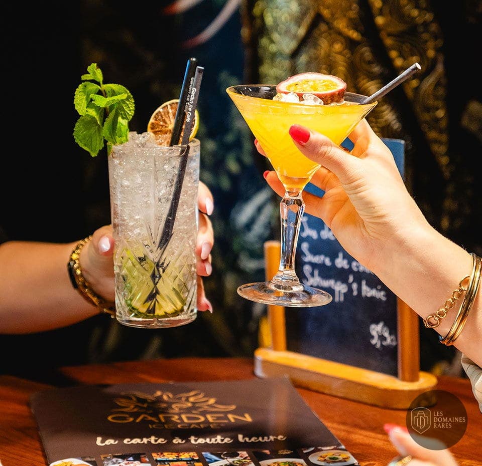 Cocktails colorés et carte du restaurant