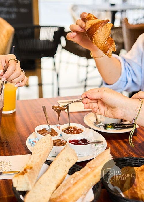 Petit déjeuner : pain, confitures et croissant