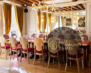 Salle à manger avec longue table