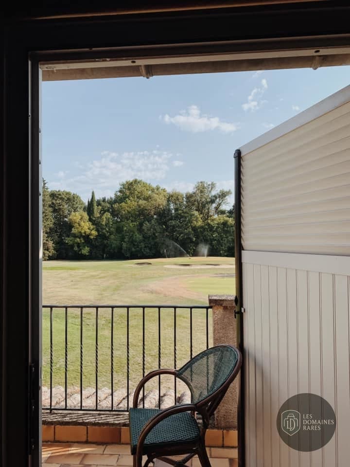 Vue extérieure de l'hôtel Golf Club d'Uzès à Uzès en Occitanie