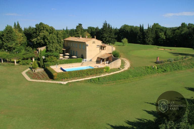 Vue extérieure de l'hôtel Golf Club d'Uzès à Uzès en Occitanie
