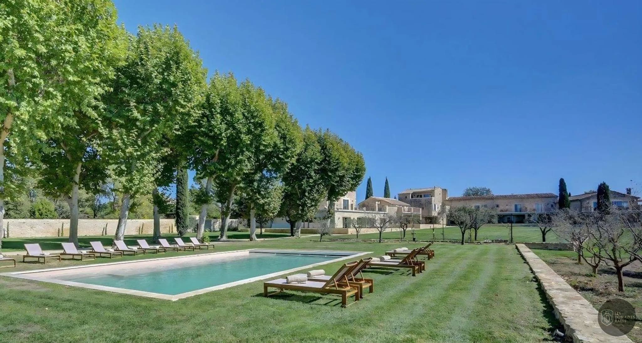 Vue extérieure de l'hôtel Golf Club d'Uzès à Uzès en Occitanie