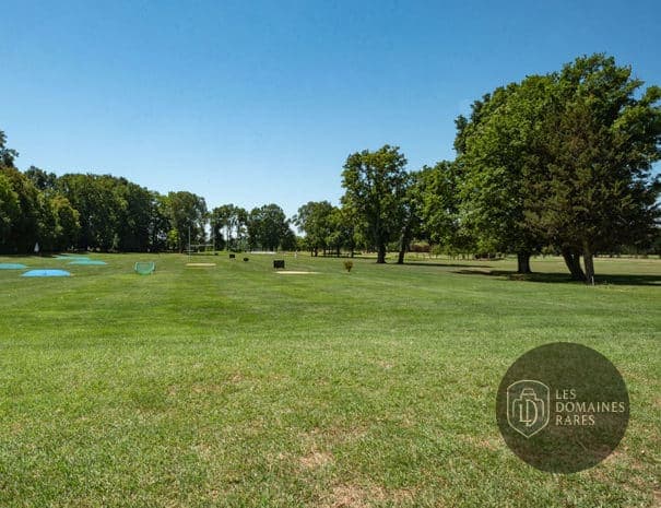 Vue extérieure du golf Golf La Commanderie à Crottet en Auvergne-Rhône-Alpes