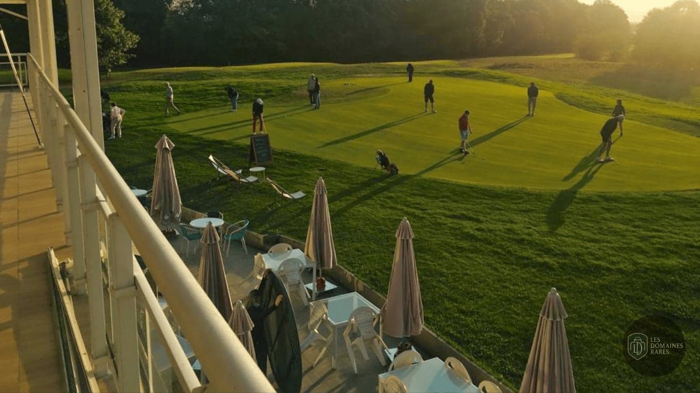 Vue extérieure de l'hôtel Golf d'Ableiges à Ableiges en Île-de-France