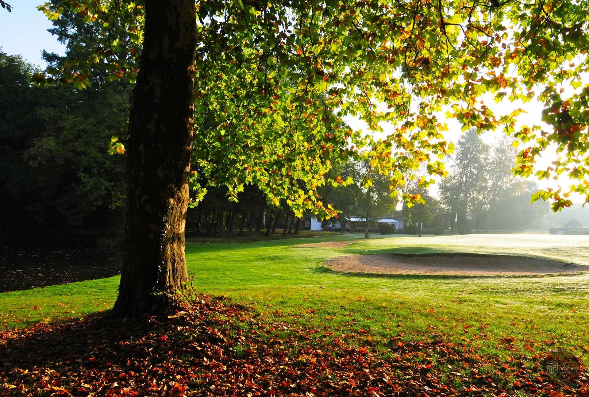 Vue extérieure de l'hôtel Golf de Donnery en Centre-Val de Loire