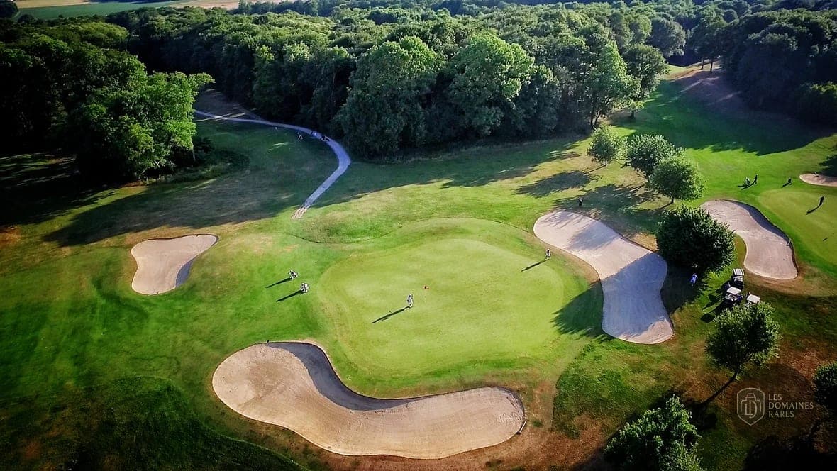 Vue extérieure de l'hôtel Golf de Marivaux à Janvry en Île-de-France