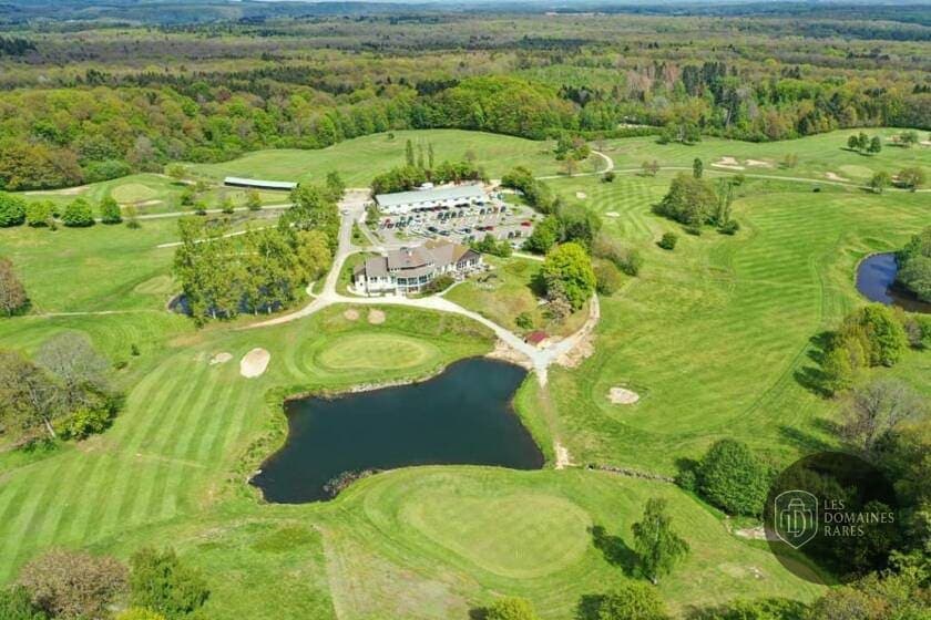 Vue extérieure du château Golf de Rougemont à Rougemont