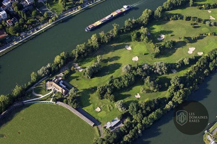Vue extérieure de l'hôtel Golf de l'Ile Fleurie à Chatou en Île-de-France