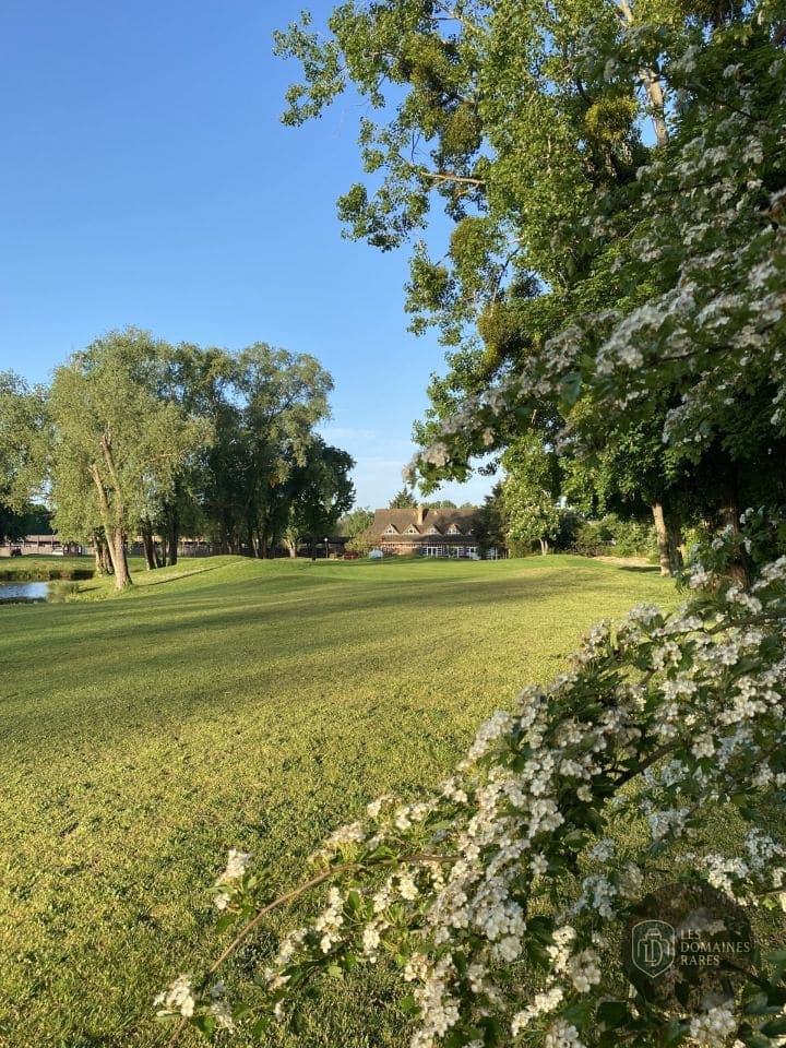 Vue extérieure de l'hôtel Golf de l'Ile Fleurie à Chatou en Île-de-France