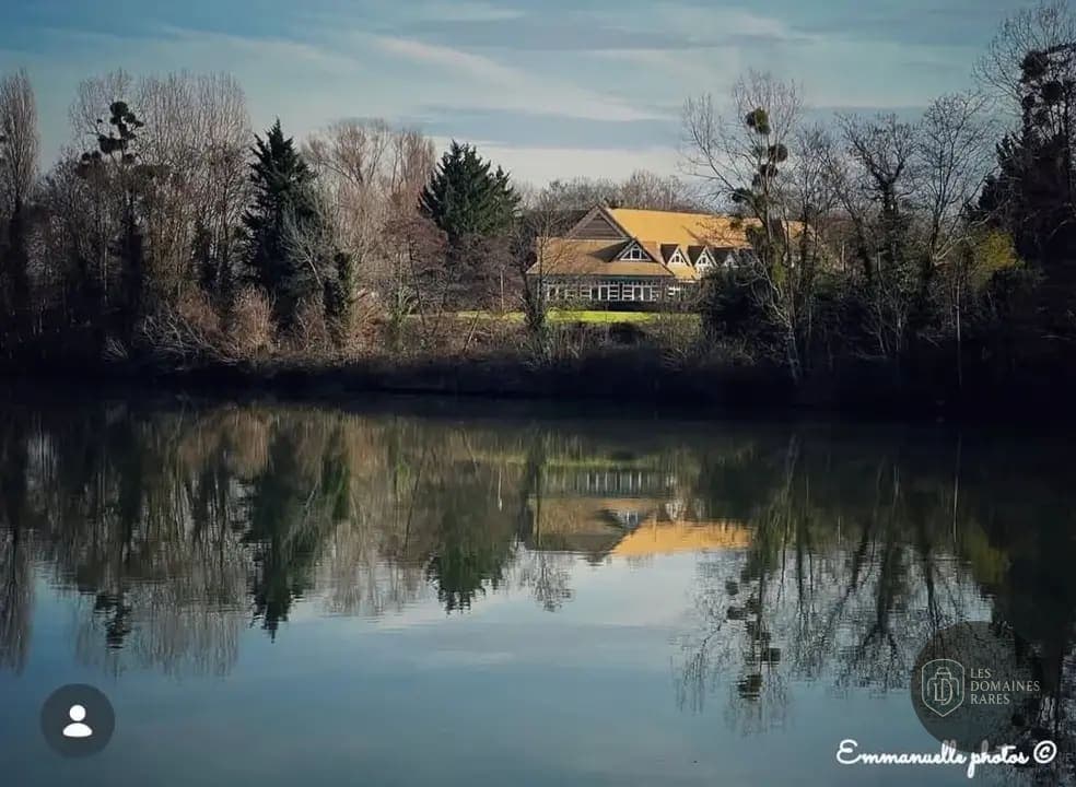 Vue extérieure de l'hôtel Golf de l'Ile Fleurie à Chatou en Île-de-France
