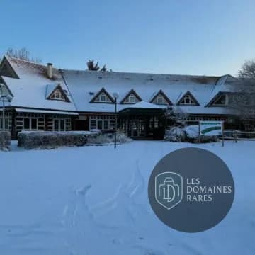 Vue extérieure de l'hôtel Golf de l'Ile Fleurie à Chatou en Île-de-France