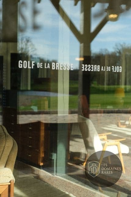 Vitrine avec le nom du golf