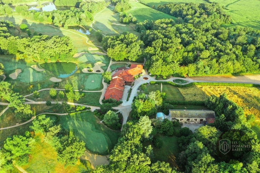 Vue aérienne du golf et bâtiments