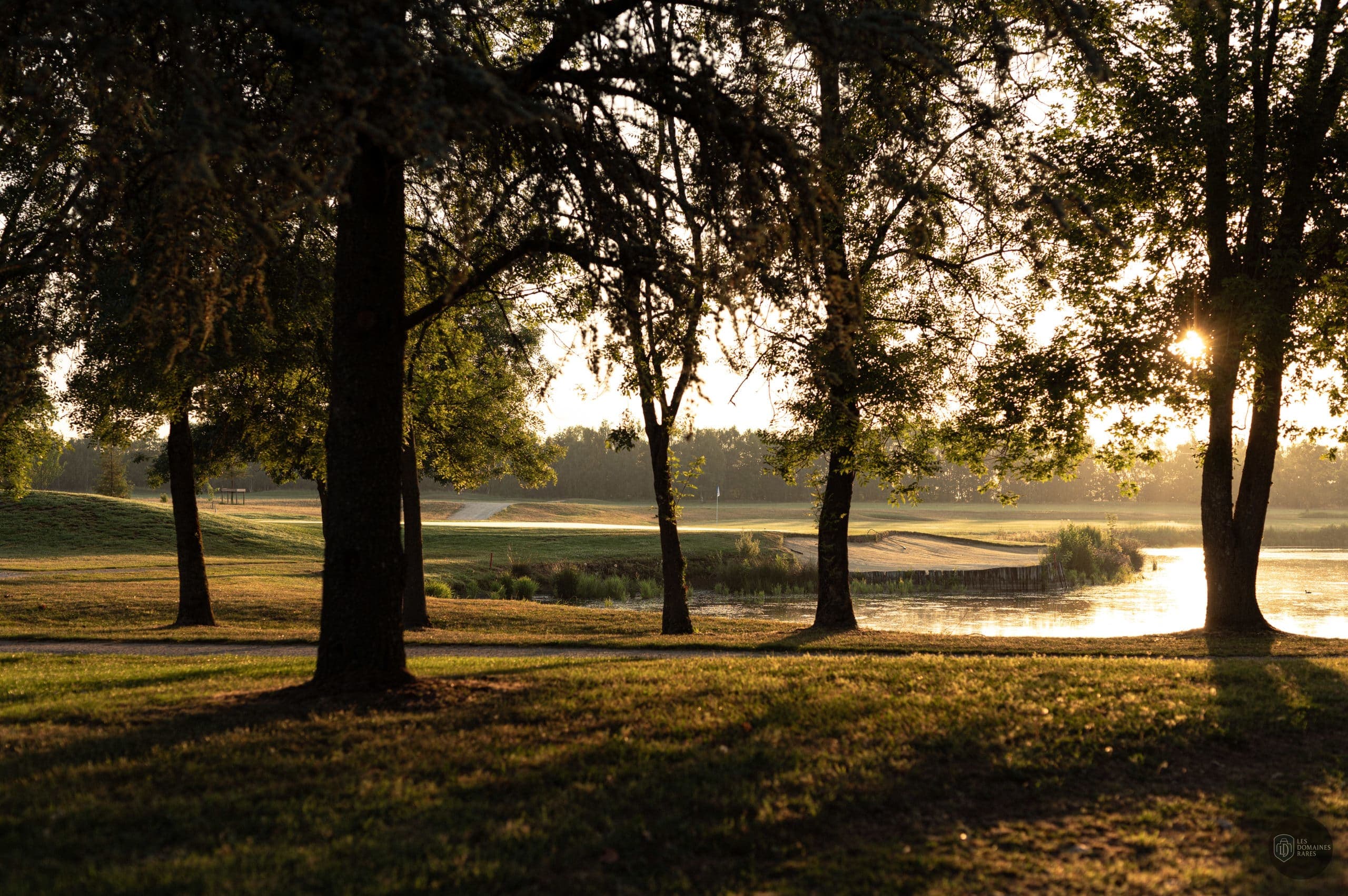Parcours de golf au lever du soleil