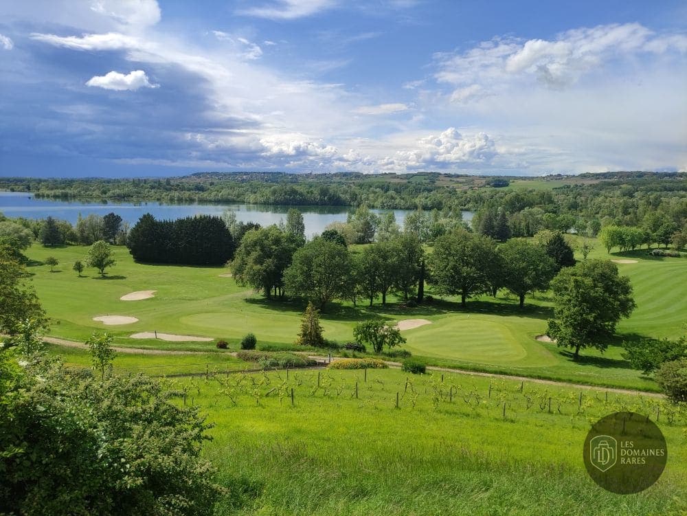 Vue extérieure de l'hôtel Golf du Haut-Poitou en Nouvelle-Aquitaine