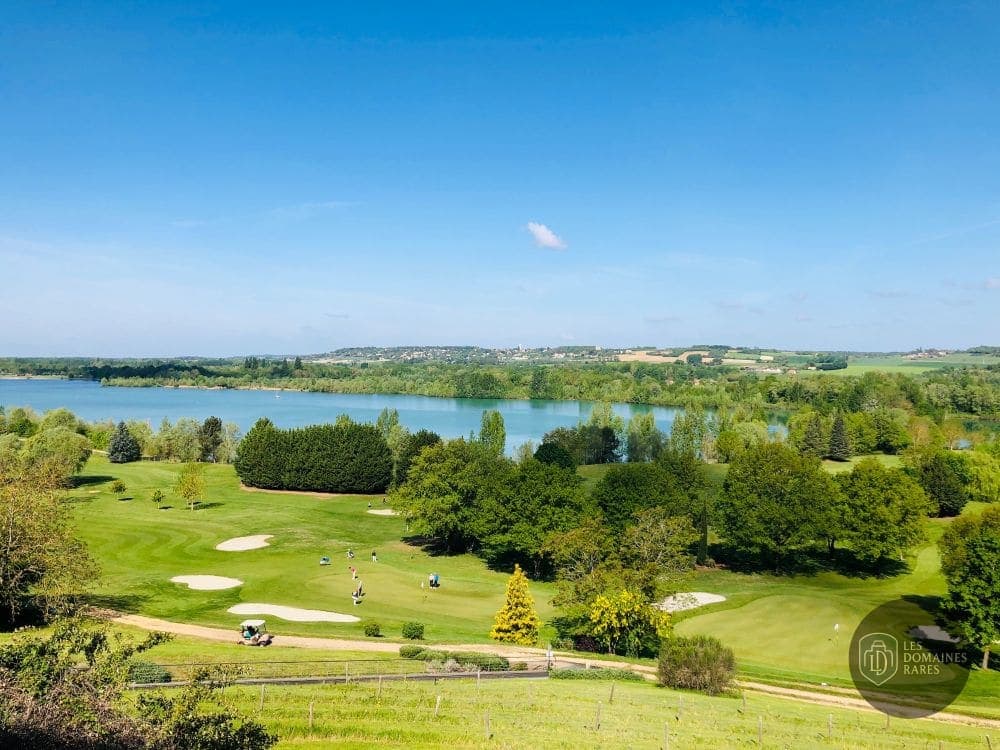 Vue extérieure de l'hôtel Golf du Haut-Poitou en Nouvelle-Aquitaine