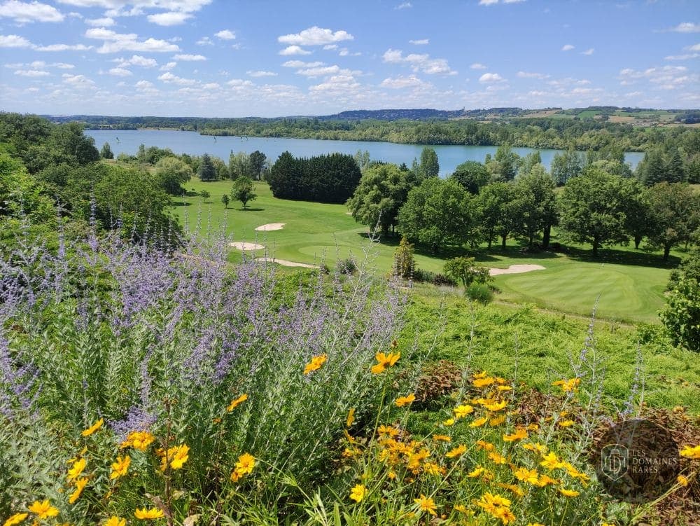 Vue extérieure de l'hôtel Golf du Haut-Poitou en Nouvelle-Aquitaine