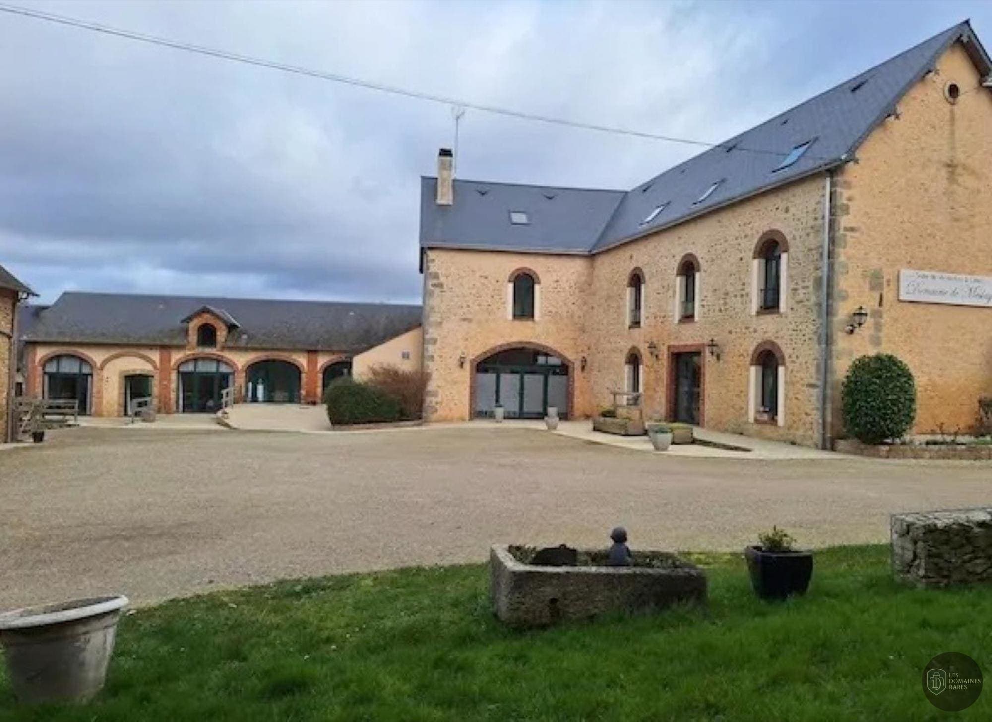 Vue extérieure du lieu Grange de Meslay à Parcay en Centre-Val de Loire