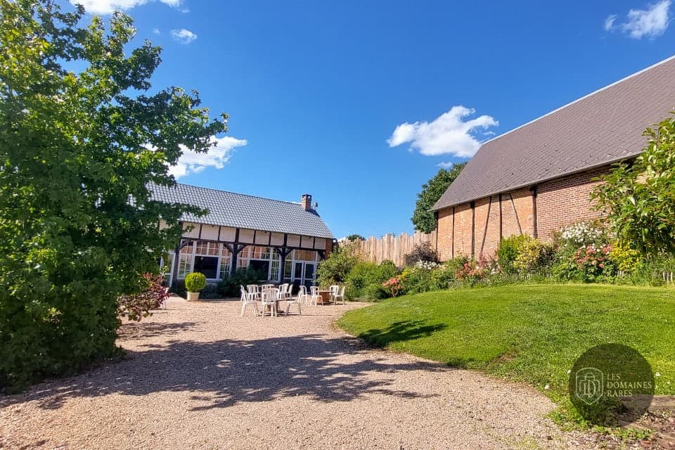 Vue extérieure du lieu Grange de Rouville à Hébécourt en Normandie