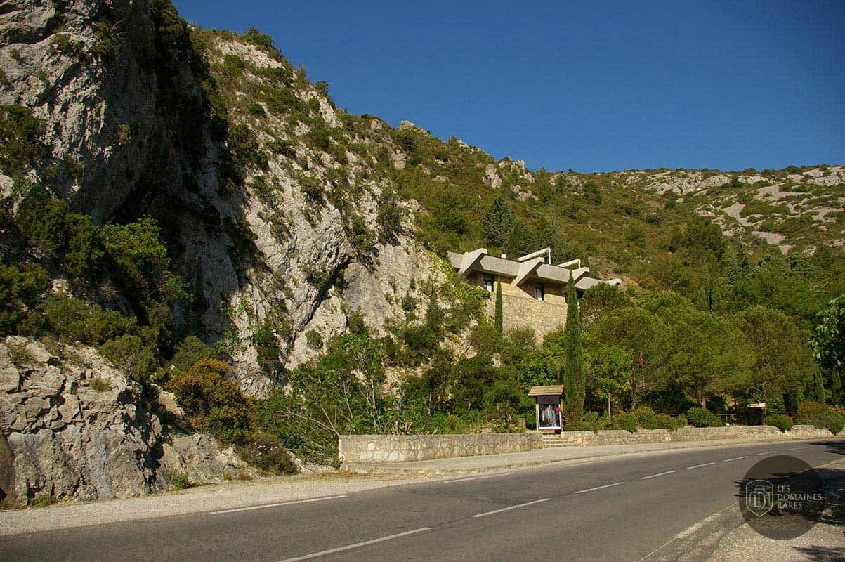 Vue extérieure du moulin Grotte de Clamouse en Occitanie