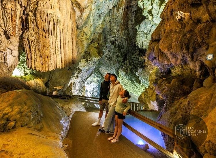 Visiteurs dans les grottes du Cerdon