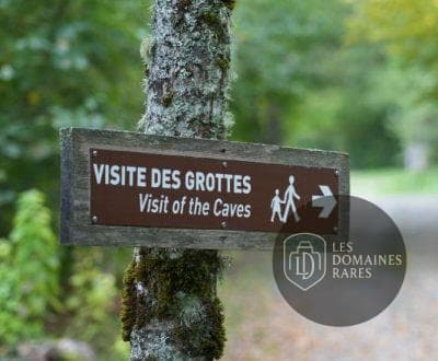 Panneau directionnel : visite des grottes